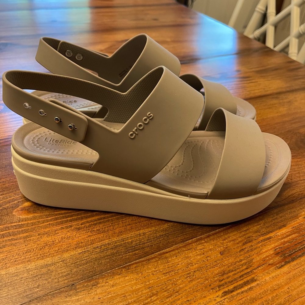Crocs Brooklyn Low Wedge Sandal Size 9